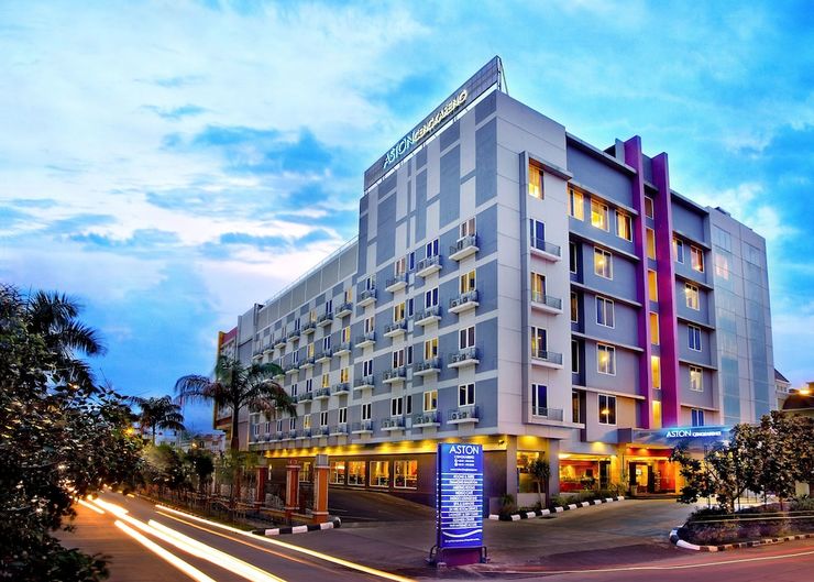 1. Jakarta Airport Hotel, 2. POP! Hotel Airport Jakarta, 3. Aston Cengkareng, 4. Jakpod Hotel, 5. Amaris Hotel, 6. Swiss-Belhotel Airport Jakarta, 7. Favehotel Bandara Tangerang, 8. RedDoorz Plus near Soekarno-Hatta Airport Taman Mahkota, 9. Orchardz Hotel Bandara, 10. Le Paris Syariah Residence