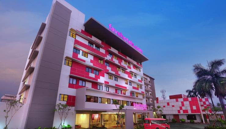 1. Jakarta Airport Hotel, 2. POP! Hotel Airport Jakarta, 3. Aston Cengkareng, 4. Jakpod Hotel, 5. Amaris Hotel, 6. Swiss-Belhotel Airport Jakarta, 7. Favehotel Bandara Tangerang, 8. RedDoorz Plus near Soekarno-Hatta Airport Taman Mahkota, 9. Orchardz Hotel Bandara, 10. Le Paris Syariah Residence