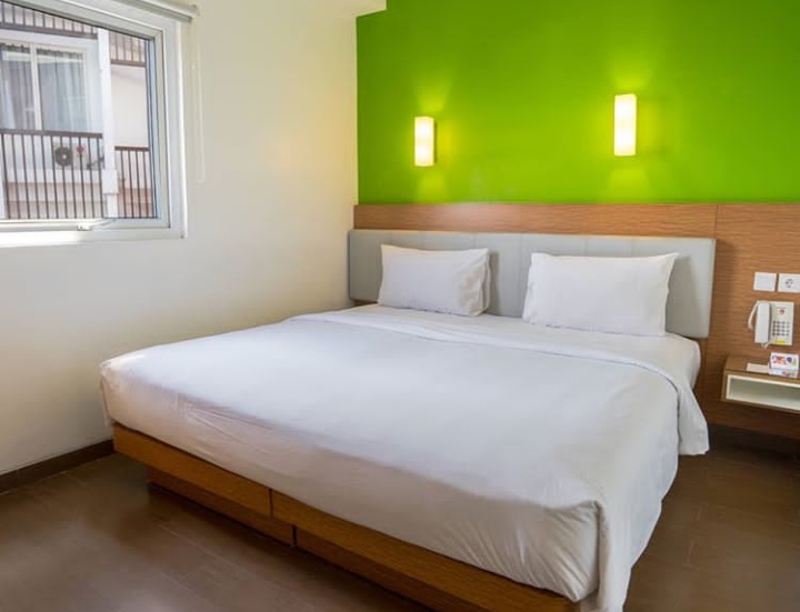 1. Hotel Rail Transit Suite Gambir, 2. Hotel Mercure Sabang, 3. Amaris Hotel Juanda, 4. Fave Hotel Pasar Baru, 5. Ibis Jakarta Arcadia, 6. Hotel Bunga-Bunga, 7. Airy Eco Hayam Wuruk, 8. Hotel Mustika Senen, 9. Sriwijaya Hotel, 10. Citi M Hotel