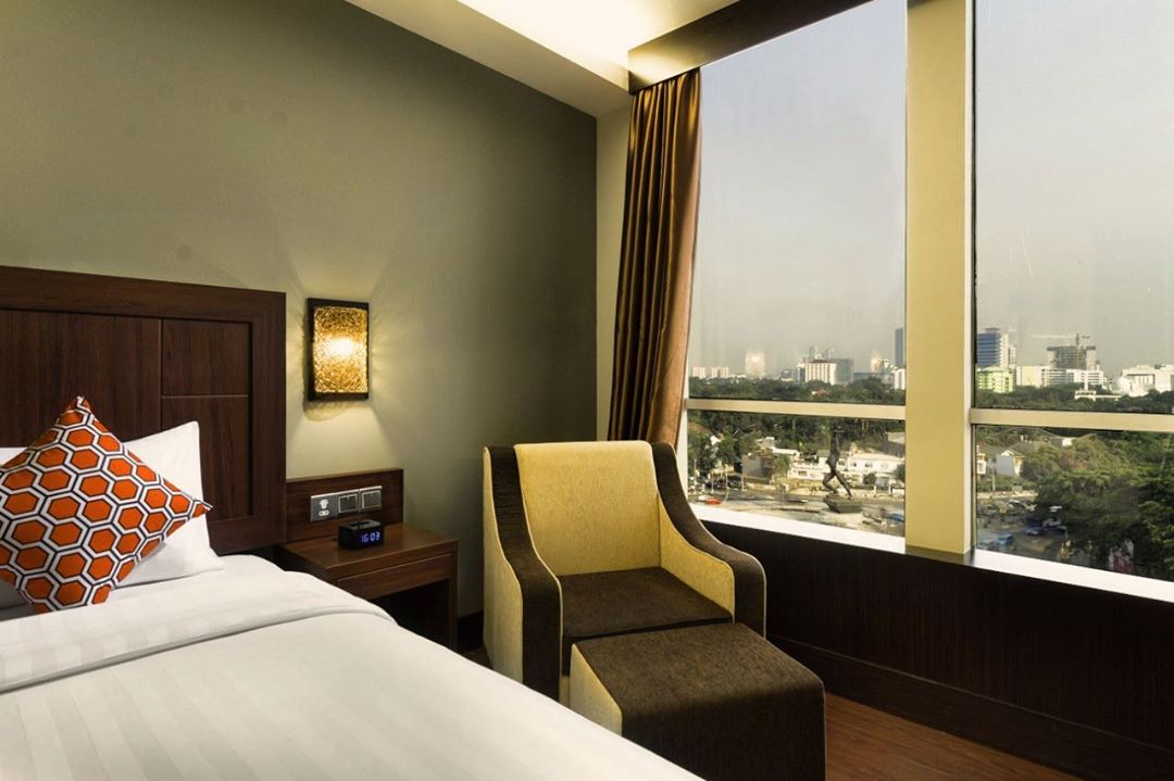 1. Hotel Fairmont, 2. Century Park Hotel, 3. Best Western Senayan, 4. Harris Suites fX Sudirman, 5. Casa Living Senayan, 6. URooms, 7. Lenna Residence Premiere, 8. Sunbreeze Hotel, 9. Hotel GranDhika Iskandarsyah, 10. Eightin Hotel Sudirman