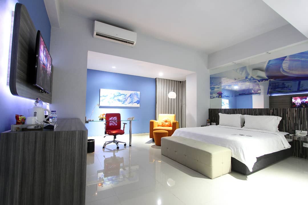 1. Hotel Sahid Surabaya, 2. Hotel Santika Premiere Gubeng, 3. G Suites, 4. Grand Dafam Signature, 5. Surabaya Suites Hotel, 6. Garden Palace Hotel, 7. Hotel deMira, 8. Cleo Hotel Walikota Mustajab, 9. Tab Capsule Hotel, 10. Moscha Hotel