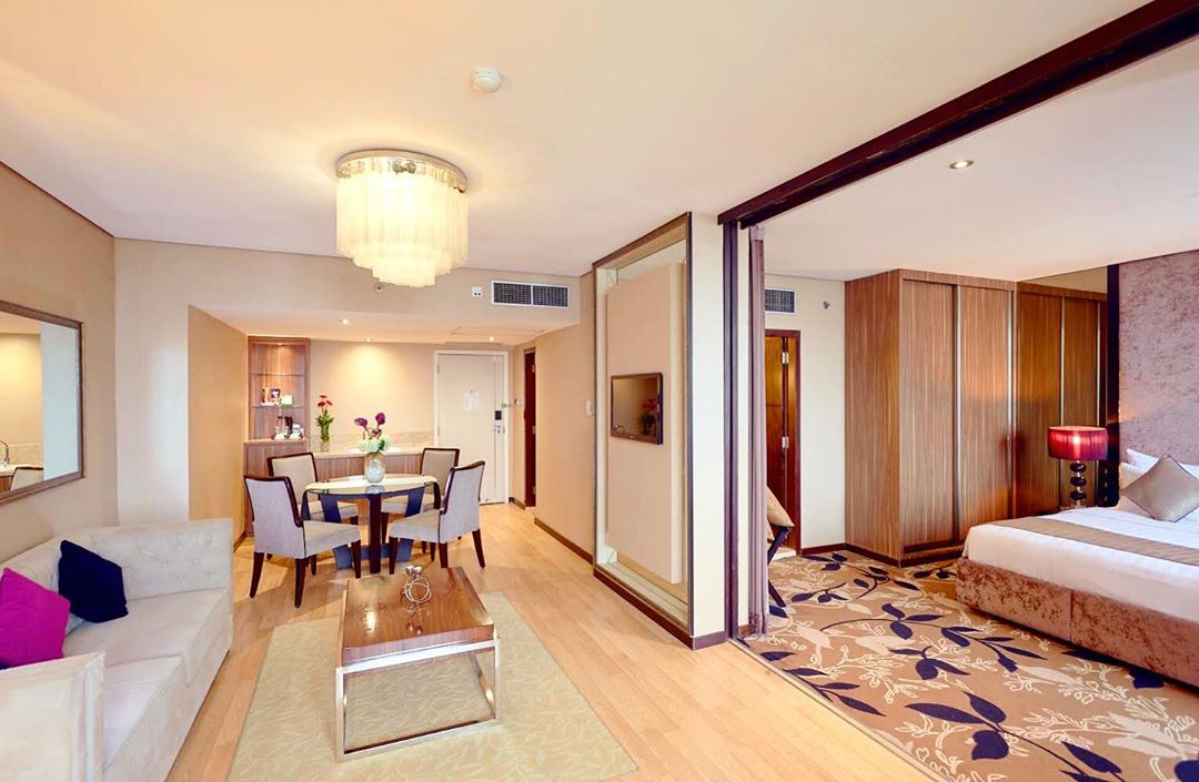1. Hotel Sahid Surabaya, 2. Hotel Santika Premiere Gubeng, 3. G Suites, 4. Grand Dafam Signature, 5. Surabaya Suites Hotel, 6. Garden Palace Hotel, 7. Hotel deMira, 8. Cleo Hotel Walikota Mustajab, 9. Tab Capsule Hotel, 10. Moscha Hotel
