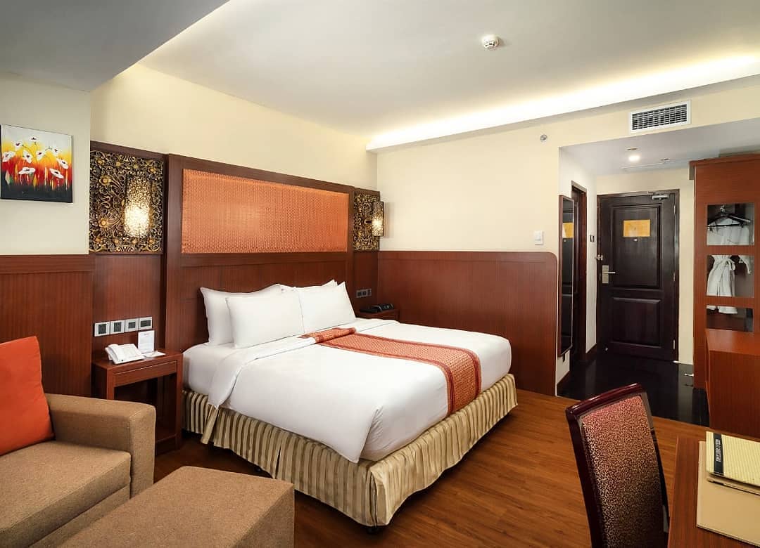 1. Aston Makassar Hotel &amp; Convention Center, 2. Kanaka Giana (KG) Hotel, 3. Ibis Budget Makassar Airport, 4. Grand Town Hotel Mandai, 5. OYO 329 Hotel Darma Nusantara II, 6. Hotel Paramount, 7. Dalton Hotel, 8. Arbor Biz Hotel, 9. Fave Hotel Losari, 10. Best Western Plus Makasar Beach