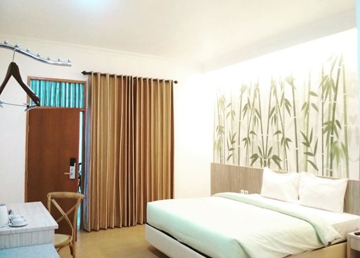 1. D’Primahotel Airport Jakarta 2, 2. Digital Airport Hotel, 3. Pop! Hotel, 4. Ibis Budget Jakarta Airport, 5. Hotel Orchardz, 6. Amaris Hotel, 7. Nunna Inn Bandara Aeropolis, 8. Swift Inn Aeropolis Airport, 9. De Green Inn, 10. Huswah Transit Hotel