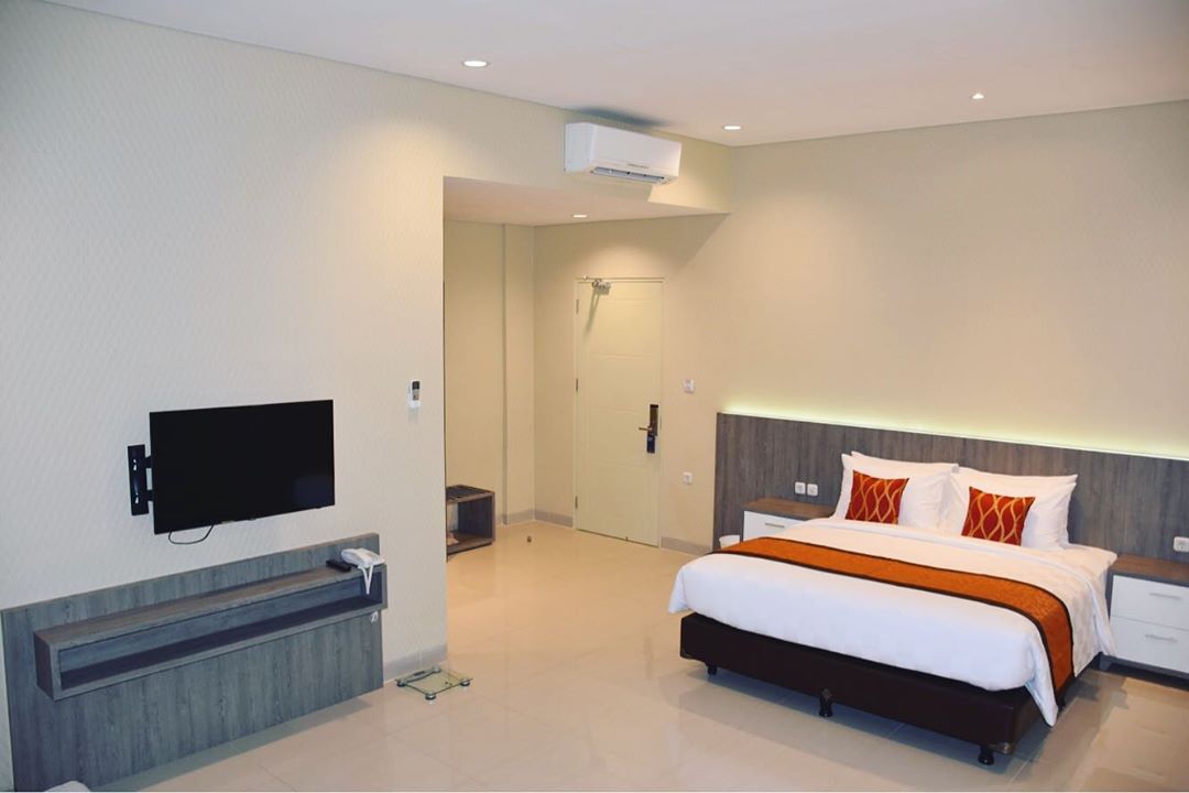 1. Hotel Sahid Surabaya, 2. Hotel Santika Premiere Gubeng, 3. G Suites, 4. Grand Dafam Signature, 5. Surabaya Suites Hotel, 6. Garden Palace Hotel, 7. Hotel deMira, 8. Cleo Hotel Walikota Mustajab, 9. Tab Capsule Hotel, 10. Moscha Hotel