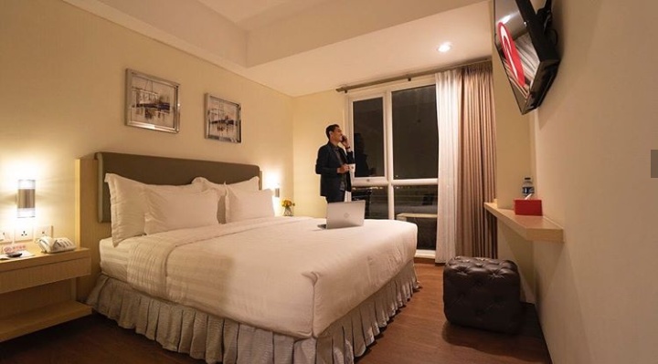 1. D’Primahotel Airport Jakarta 2, 2. Digital Airport Hotel, 3. Pop! Hotel, 4. Ibis Budget Jakarta Airport, 5. Hotel Orchardz, 6. Amaris Hotel, 7. Nunna Inn Bandara Aeropolis, 8. Swift Inn Aeropolis Airport, 9. De Green Inn, 10. Huswah Transit Hotel