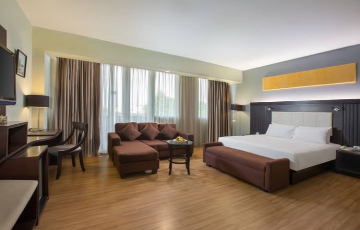 1. Hotel Santika, 2. Hotel Desa Wisata &amp; Resort, 3. Titanium Express Homtel, 4. Favehotel PGC Cililitan, 5. Fiducia Pondok Gede, 6. Maerokoco Syariah Room, 7. Reddoorz Near Graha Cijantung Mall, 8. OYO 121 Rumah Ayub Syariah, 9. Best Western Premier The Hive, 10. Harper MT Haryono