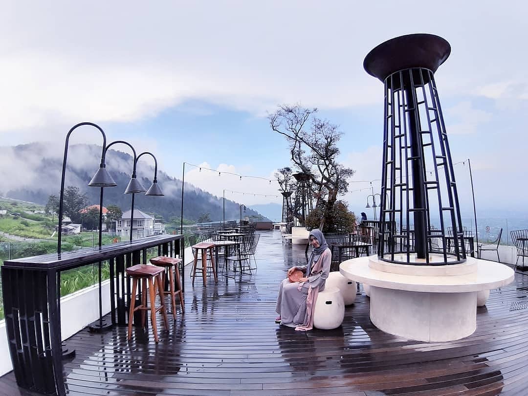 1. Pondok Jatim Park Hotel, 2. Amartahills Hotel and Resort, 3. Klub Bunga Butik Resort, 4. Griya Sekar Kedhaton, 5. Kusuma Agrowisata Resort And Convention Hotel, 6. Zam zam Hotel &amp; Convention, 7. Hotel Palereman Soerabaia, 8. Pohon Inn Hotel, 9. Riverstone Hotel &amp; Cottage, 10. Aston Inn Batu