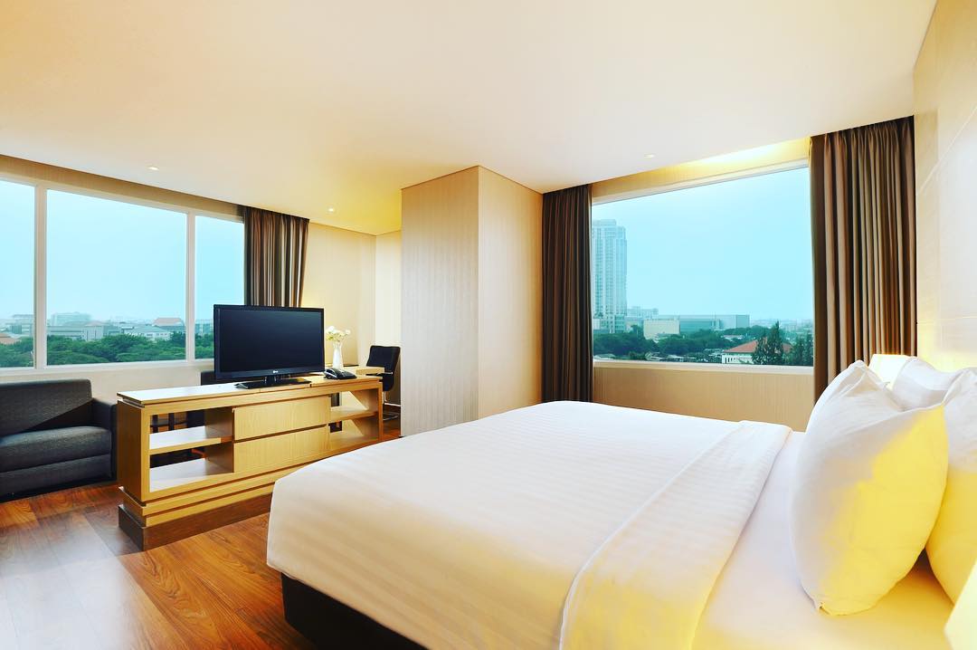 1. Hotel Sahid Surabaya, 2. Hotel Santika Premiere Gubeng, 3. G Suites, 4. Grand Dafam Signature, 5. Surabaya Suites Hotel, 6. Garden Palace Hotel, 7. Hotel deMira, 8. Cleo Hotel Walikota Mustajab, 9. Tab Capsule Hotel, 10. Moscha Hotel