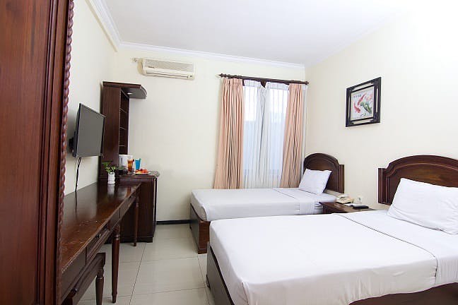 1. Hotel Tugu Malang, 2. Hotel Sahid Montana, 3. Whiz Prime Basuki Rahmat, 4. The Grand Palace Hotel, 5. The 101 Malang OJ, 6. Hotel Ollino Garden, 7. Hotel Pelangi, 8. Regent’s Park Hotel, 9. Hotel Trio Indah 2, 10. Grand Citihub Hotel @Kajoetangan