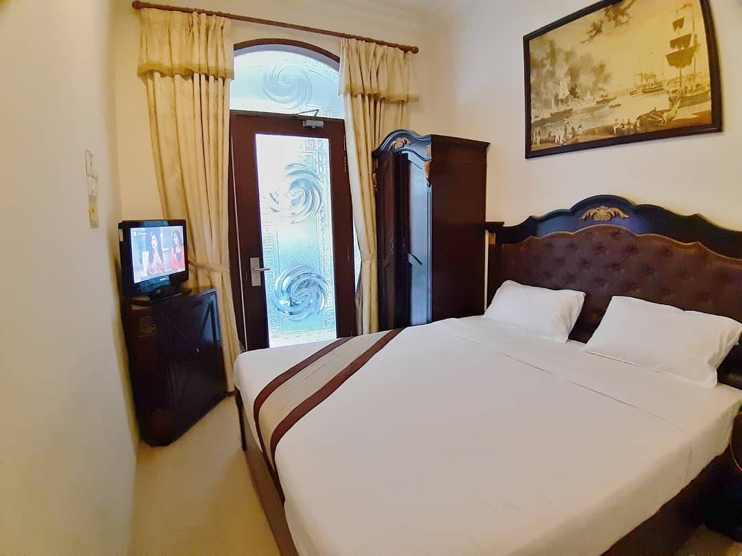 1. Hotel Tugu Malang, 2. Hotel Sahid Montana, 3. Whiz Prime Basuki Rahmat, 4. The Grand Palace Hotel, 5. The 101 Malang OJ, 6. Hotel Ollino Garden, 7. Hotel Pelangi, 8. Regent’s Park Hotel, 9. Hotel Trio Indah 2, 10. Grand Citihub Hotel @Kajoetangan