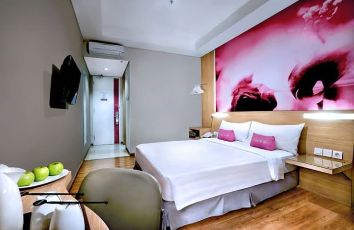 1. Hotel Rail Transit Suite Gambir, 2. Hotel Mercure Sabang, 3. Amaris Hotel Juanda, 4. Fave Hotel Pasar Baru, 5. Ibis Jakarta Arcadia, 6. Hotel Bunga-Bunga, 7. Airy Eco Hayam Wuruk, 8. Hotel Mustika Senen, 9. Sriwijaya Hotel, 10. Citi M Hotel