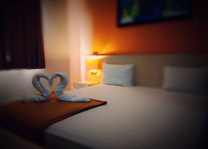 1. Hotel Santika, 2. Hotel Desa Wisata &amp; Resort, 3. Titanium Express Homtel, 4. Favehotel PGC Cililitan, 5. Fiducia Pondok Gede, 6. Maerokoco Syariah Room, 7. Reddoorz Near Graha Cijantung Mall, 8. OYO 121 Rumah Ayub Syariah, 9. Best Western Premier The Hive, 10. Harper MT Haryono