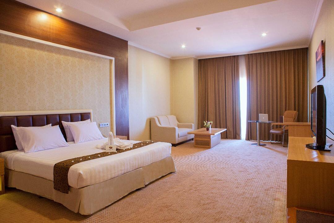 1. Hotel Sahid Surabaya, 2. Hotel Santika Premiere Gubeng, 3. G Suites, 4. Grand Dafam Signature, 5. Surabaya Suites Hotel, 6. Garden Palace Hotel, 7. Hotel deMira, 8. Cleo Hotel Walikota Mustajab, 9. Tab Capsule Hotel, 10. Moscha Hotel