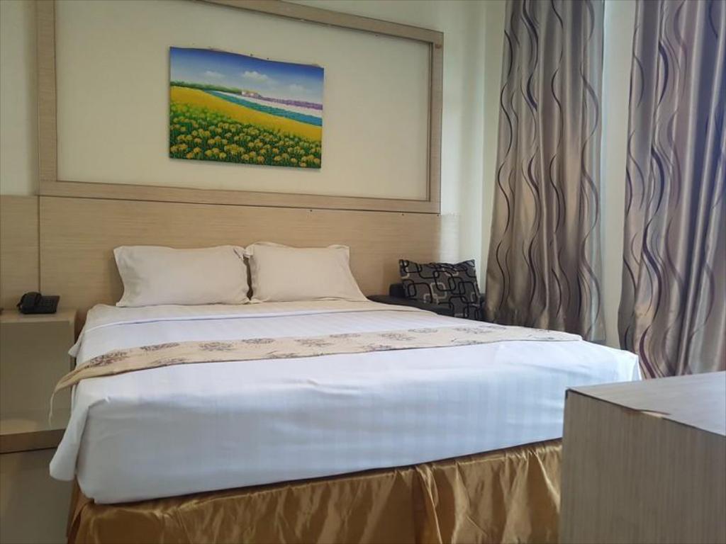 1. Aston Makassar Hotel &amp; Convention Center, 2. Kanaka Giana (KG) Hotel, 3. Ibis Budget Makassar Airport, 4. Grand Town Hotel Mandai, 5. OYO 329 Hotel Darma Nusantara II, 6. Hotel Paramount, 7. Dalton Hotel, 8. Arbor Biz Hotel, 9. Fave Hotel Losari, 10. Best Western Plus Makasar Beach
