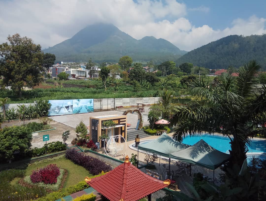 1. Pondok Jatim Park Hotel, 2. Amartahills Hotel and Resort, 3. Klub Bunga Butik Resort, 4. Griya Sekar Kedhaton, 5. Kusuma Agrowisata Resort And Convention Hotel, 6. Zam zam Hotel &amp; Convention, 7. Hotel Palereman Soerabaia, 8. Pohon Inn Hotel, 9. Riverstone Hotel &amp; Cottage, 10. Aston Inn Batu