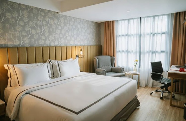 1. Sheraton Grand Jakarta, 2. Veranda Hotel @Pakubuwono by Breezebay Japan, 3. S7 Suites Gandaria, 4. Favehotel Melawai, 5. The 1O1 Jakarta Sedayu Darmawangsa, 6. Barito Mansion, 7. Hotel Gran Mahakam, 8. Oak Tree Hotel, 9. Hotel Neo+ Kebayoran, 10. Nagomi Suites