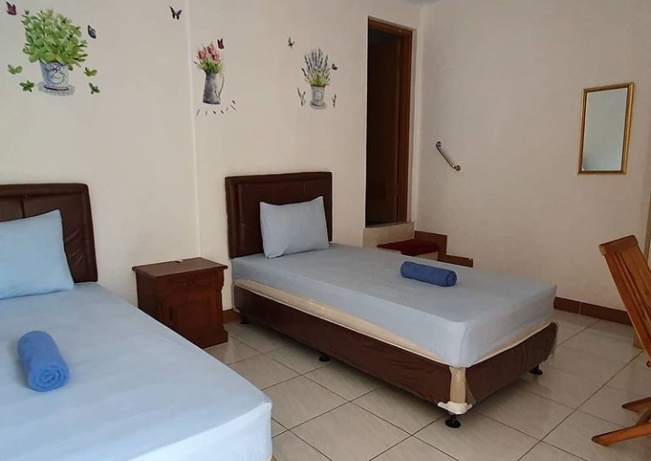 1. Hotel Santika, 2. Hotel Desa Wisata &amp; Resort, 3. Titanium Express Homtel, 4. Favehotel PGC Cililitan, 5. Fiducia Pondok Gede, 6. Maerokoco Syariah Room, 7. Reddoorz Near Graha Cijantung Mall, 8. OYO 121 Rumah Ayub Syariah, 9. Best Western Premier The Hive, 10. Harper MT Haryono