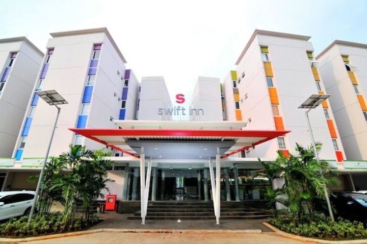 1. D’Primahotel Airport Jakarta 2, 2. Digital Airport Hotel, 3. Pop! Hotel, 4. Ibis Budget Jakarta Airport, 5. Hotel Orchardz, 6. Amaris Hotel, 7. Nunna Inn Bandara Aeropolis, 8. Swift Inn Aeropolis Airport, 9. De Green Inn, 10. Huswah Transit Hotel