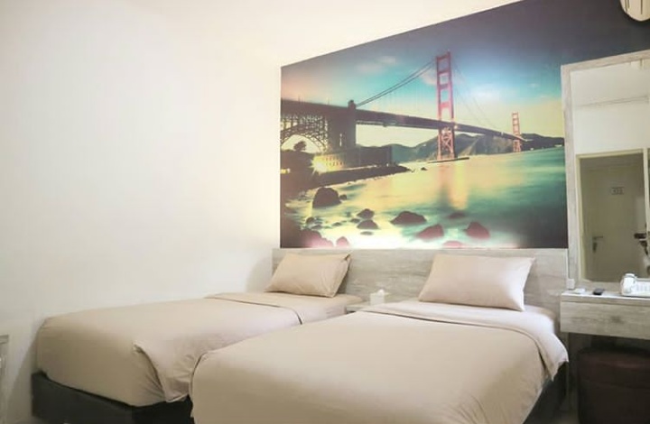 1. D’Primahotel Airport Jakarta 2, 2. Digital Airport Hotel, 3. Pop! Hotel, 4. Ibis Budget Jakarta Airport, 5. Hotel Orchardz, 6. Amaris Hotel, 7. Nunna Inn Bandara Aeropolis, 8. Swift Inn Aeropolis Airport, 9. De Green Inn, 10. Huswah Transit Hotel