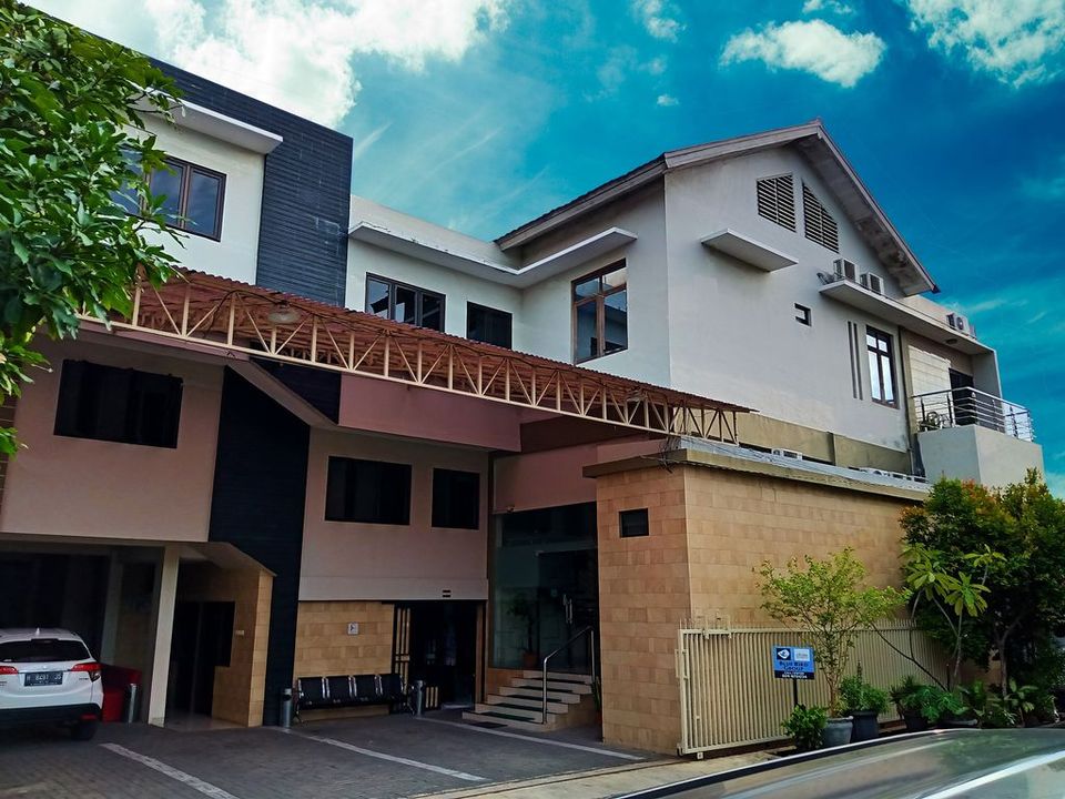 1. Ibis Budget, 2. Imam Bonjol Hostel, 3. RedDoorz @ Jalan Gatot Subroto, 4. Mahima Hotel, 5. RoomZ Budget, 6. Hotel Sonic Airport, 7. Gapura Residence, 8. Hotel Puri Garden, 9. Amaris Hotel, 10. Hotel Wood 7296