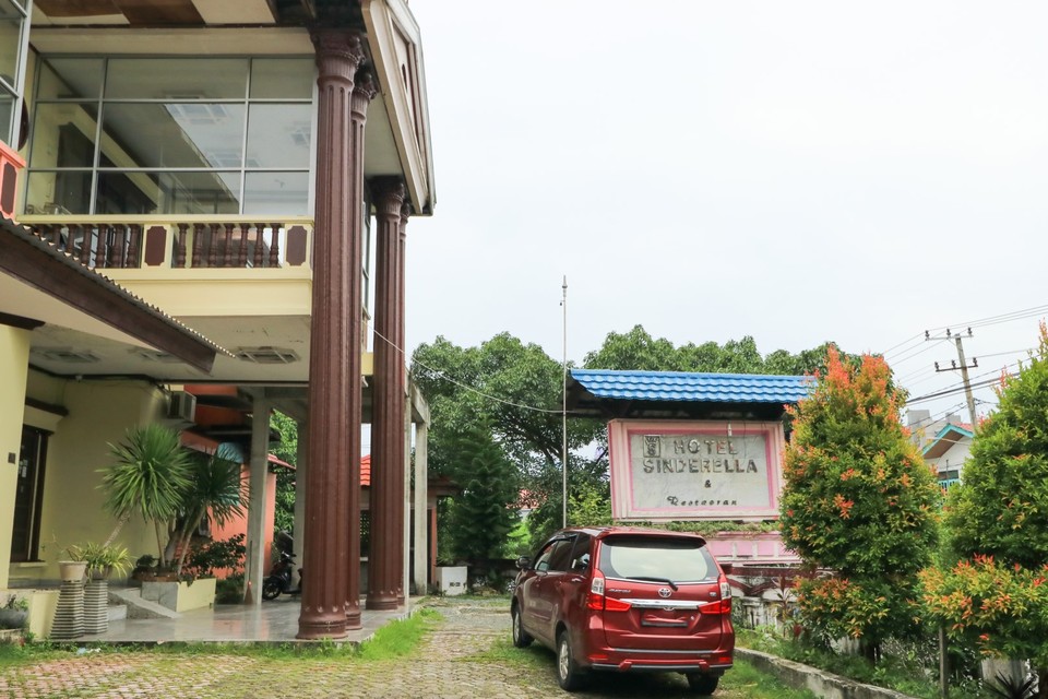 1. RedDoorz near Living Plaza, 2. OYO 1861 Martha Guest House, 3. KoolKost Syariah near Taman Bekapai, 4. The New Benakutai Hotel &amp; Apartment, 5. Hotel Mitra Amanah, 6. The Luxe Guest House, 7. OYO 1477 Athar 88 Hotel, 8. Zurich Hotel, 9. Horison Sagita, 10. Hotel Sinderella