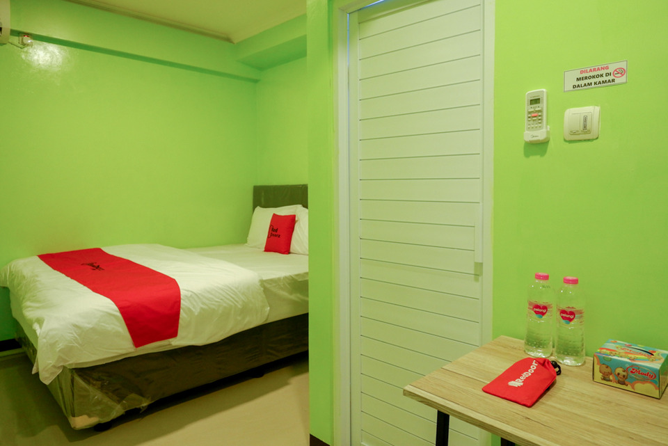 1. Ibis Budget, 2. Imam Bonjol Hostel, 3. RedDoorz @ Jalan Gatot Subroto, 4. Mahima Hotel, 5. RoomZ Budget, 6. Hotel Sonic Airport, 7. Gapura Residence, 8. Hotel Puri Garden, 9. Amaris Hotel, 10. Hotel Wood 7296