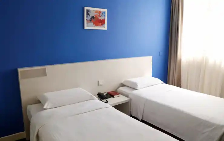 1. Kam Leng Hotel, 2. YMCA @ One Orchard, 3. Hotel Conforto, 4. Hotel 1887, The New Opera House, 5. MET A Space Pod @ Chinatown, 6. ST Signature Chinatown, 7. The Bohemian Chic Hostel, 8. Chic Capsule Otel, 9. The Noble Hotel, 10. The11Room