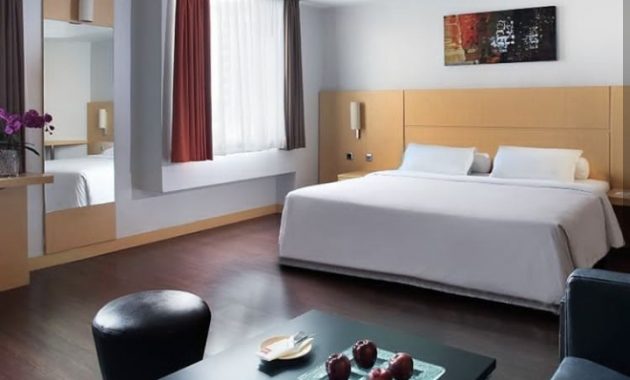 1. Hotel Rail Transit Suite Gambir, 2. Hotel Mercure Sabang, 3. Amaris Hotel Juanda, 4. Fave Hotel Pasar Baru, 5. Ibis Jakarta Arcadia, 6. Hotel Bunga-Bunga, 7. Airy Eco Hayam Wuruk, 8. Hotel Mustika Senen, 9. Sriwijaya Hotel, 10. Citi M Hotel