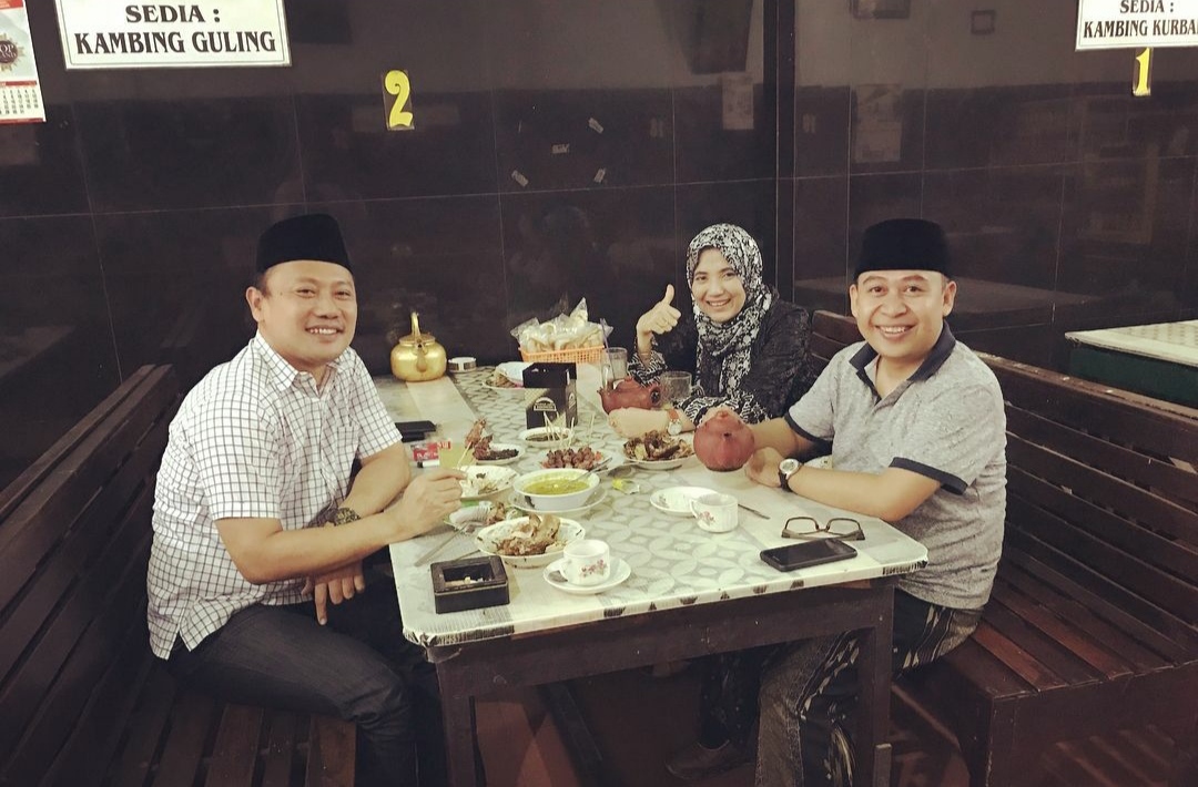 1. Sate Kambing Wendy’s, 2. Sate Kambing Batibul Bang Awi, 3. Special Sate Kambing Muda Sari Mendo, 4. Sate Kambing Muda Indrasari, 5. Warung Sate Kambing Muda Tirus Family, 6. Sate Sari Cemplik, 7. Sate Kambing Sari Cempe Neng Lia, 8. Sate Kambing Muda &amp; Gule Intisari, 9. Rumah Makan Bu Tomo Slawi, 10. Sate Bu Narto