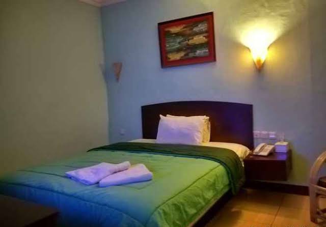 1. Feodora Airport Hotel, 2. Raden Hotel, 3. Hotel Alam Sutra, 4. Hotel Santika Premiere, 5. Amaris Hotel, 6. Favehotel, 7. Reddoorz Near Palembang Airport, 8. OYO 174 Desilva Bandara, 9. Red Planet Hotel, 10. Harper Palembang