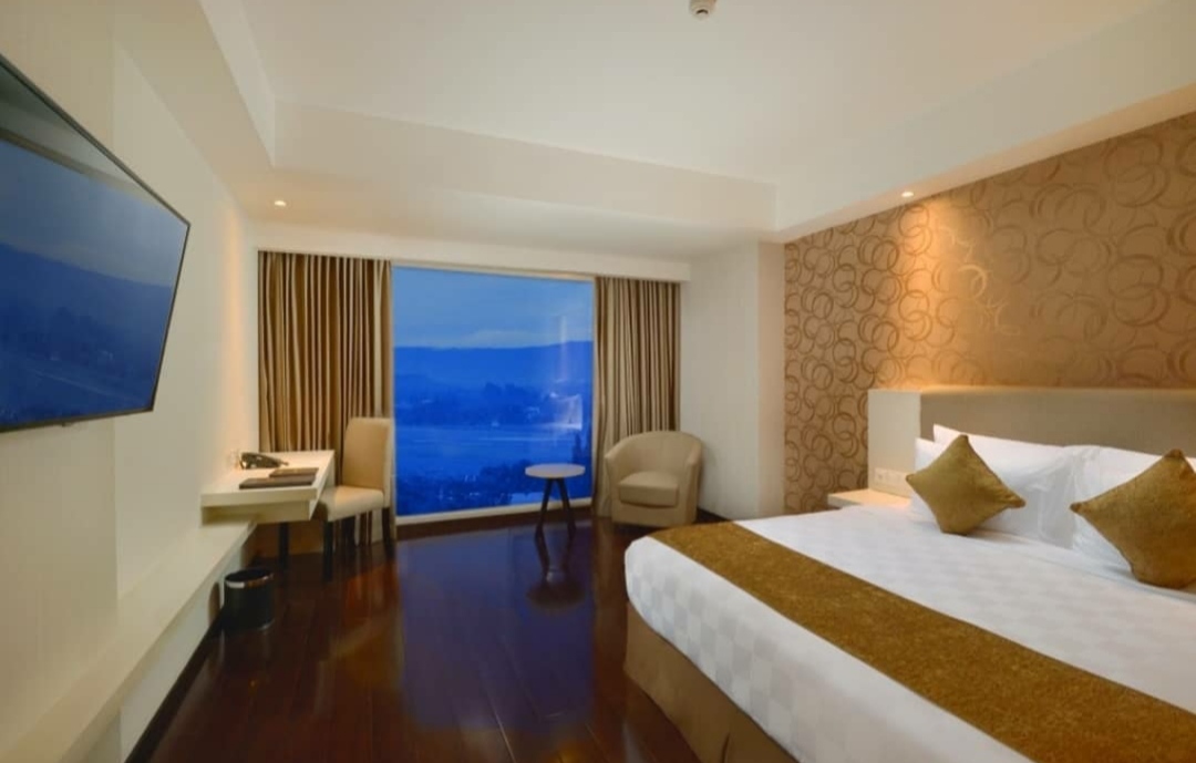 1. Hotel Bandara ASRI, 2. Hotel Platinum Adisucipto, 3. Airy Eco Bandara Adisujipto, 4. ReddoorzNearAdisuciptoAirport 2, 5. D’SalvatoreArt &amp;Boutique Hotel, 6. Hotel Wijaya, 7. Hotel Omahkoe, 8. Sheraton Mustika Yogyakarta Resort &amp;Spa, 9. University Hotel, 10. Hotel Srikandi Bandara