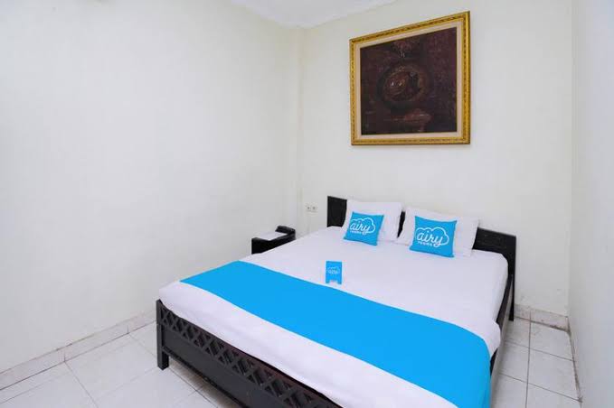 1. Hotel Bandara ASRI, 2. Hotel Platinum Adisucipto, 3. Airy Eco Bandara Adisujipto, 4. ReddoorzNearAdisuciptoAirport 2, 5. D’SalvatoreArt &amp;Boutique Hotel, 6. Hotel Wijaya, 7. Hotel Omahkoe, 8. Sheraton Mustika Yogyakarta Resort &amp;Spa, 9. University Hotel, 10. Hotel Srikandi Bandara