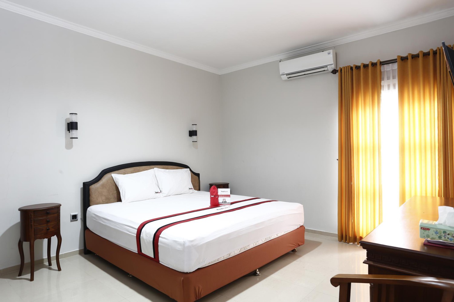 1. Hotel Bandara ASRI, 2. Hotel Platinum Adisucipto, 3. Airy Eco Bandara Adisujipto, 4. ReddoorzNearAdisuciptoAirport 2, 5. D’SalvatoreArt &amp;Boutique Hotel, 6. Hotel Wijaya, 7. Hotel Omahkoe, 8. Sheraton Mustika Yogyakarta Resort &amp;Spa, 9. University Hotel, 10. Hotel Srikandi Bandara