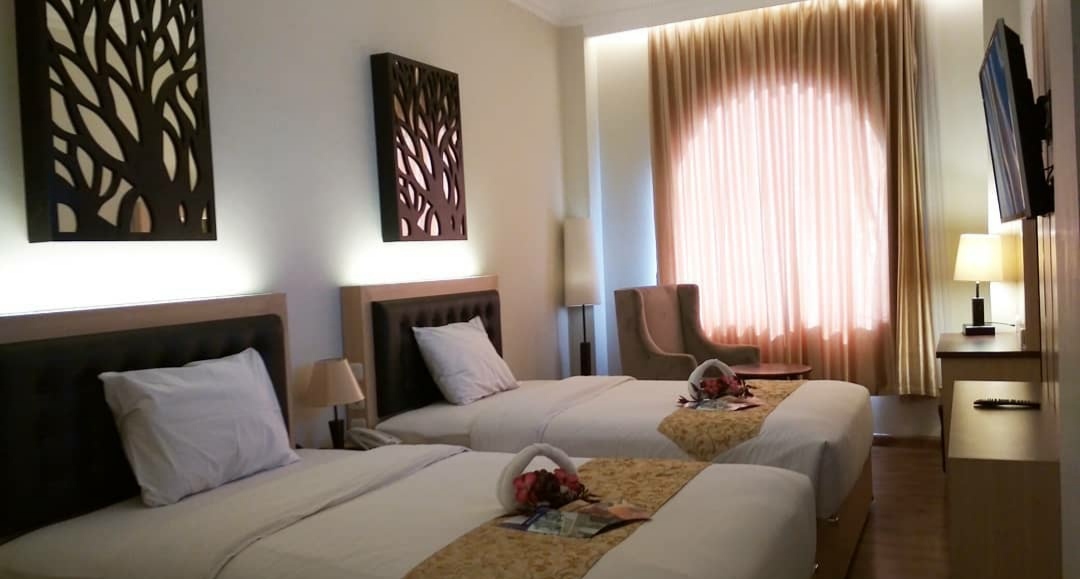 1. Hotel Bandara ASRI, 2. Hotel Platinum Adisucipto, 3. Airy Eco Bandara Adisujipto, 4. ReddoorzNearAdisuciptoAirport 2, 5. D’SalvatoreArt &amp;Boutique Hotel, 6. Hotel Wijaya, 7. Hotel Omahkoe, 8. Sheraton Mustika Yogyakarta Resort &amp;Spa, 9. University Hotel, 10. Hotel Srikandi Bandara