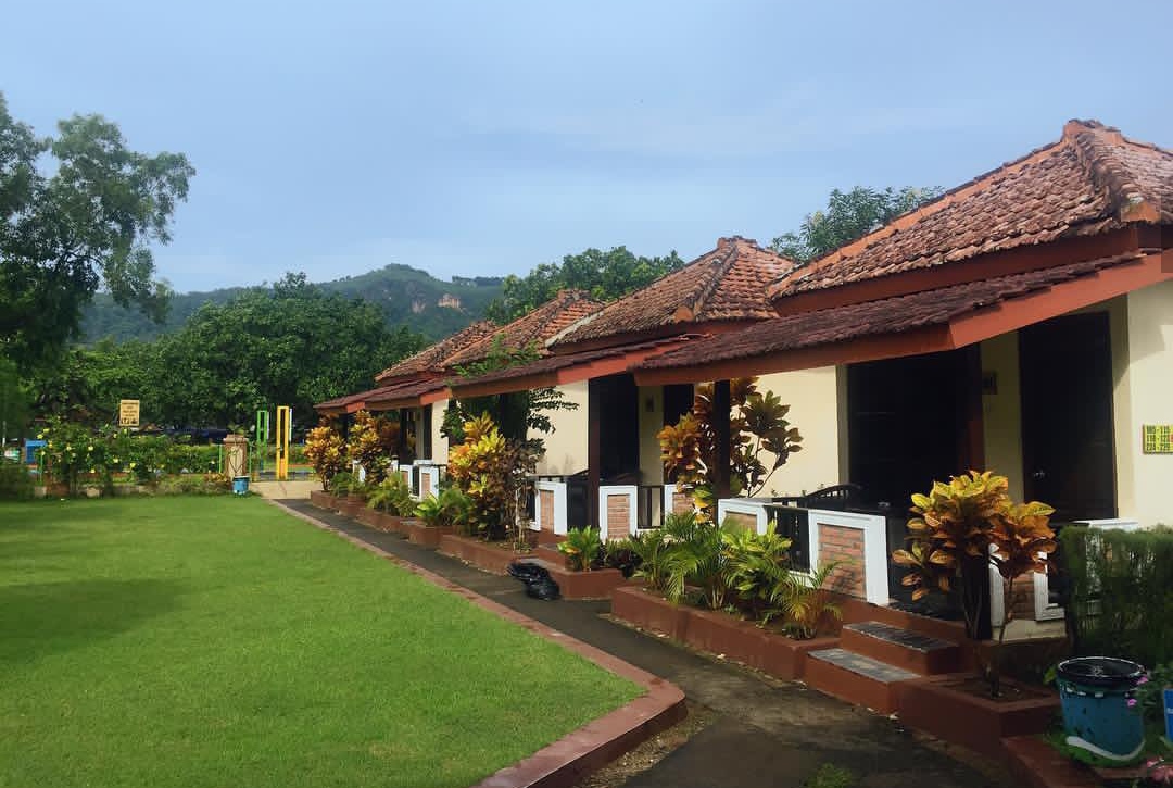 1. Istana Ombak Eco Resort, 2. OYO 942 Srikandi Hotel, 3. Desa Limasan Resort, 4. Kampoeng Pacitan Hotel &amp; Resto, 5. Parai Beach Resort Hotel, 6. Harry’s Ocean House, 7. Kartika Hotel, 8. Hotel Grand Bromo, 9. OYO 2643 Hotel Graha Prima, 10. Hotel Permata