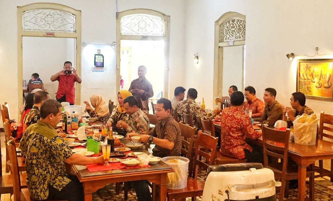 1. Sate Kambing H. Giyo, 2. Sate Kambing Kim Tek Palmerah, 3. Sate Kambing Pak Manto, 4. Warung Sate Kambing Pak Bustaman Suyatno, 5. Sate Kambing Batibul Bang Awi, 6. Warung Sate Khas Solo “Barokah” Pak Agus, 7. Sate Kambing Pak. H. Bejo Solo, 8. Sate Tegal Abu Salim, 9. Sate & Sop Kambing H. Mansur, 10. Sate Kambing Jaya Agung