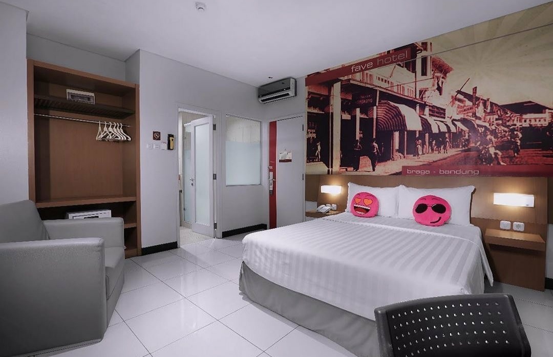 1. Yokotel Hotel, 2. Ibis Budget Bandung Asia Afrika, 3. Fabu Hotel, 4. Zodiak @ Asia Afrika Hotel, 5. Gino Feruci Kebon Jati, 6. Favehotel Braga, 7. Guntur Hotel, 8. AstonBraga Hotel &Residence, 9. Collection O 22 Heritage Pasar Baru, 10. Pasar Baru Square Hotel