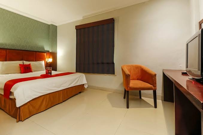 1. Feodora Airport Hotel, 2. Raden Hotel, 3. Hotel Alam Sutra, 4. Hotel Santika Premiere, 5. Amaris Hotel, 6. Favehotel, 7. Reddoorz Near Palembang Airport, 8. OYO 174 Desilva Bandara, 9. Red Planet Hotel, 10. Harper Palembang