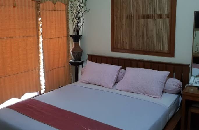1. Hotel Bandara ASRI, 2. Hotel Platinum Adisucipto, 3. Airy Eco Bandara Adisujipto, 4. ReddoorzNearAdisuciptoAirport 2, 5. D’SalvatoreArt &amp;Boutique Hotel, 6. Hotel Wijaya, 7. Hotel Omahkoe, 8. Sheraton Mustika Yogyakarta Resort &amp;Spa, 9. University Hotel, 10. Hotel Srikandi Bandara
