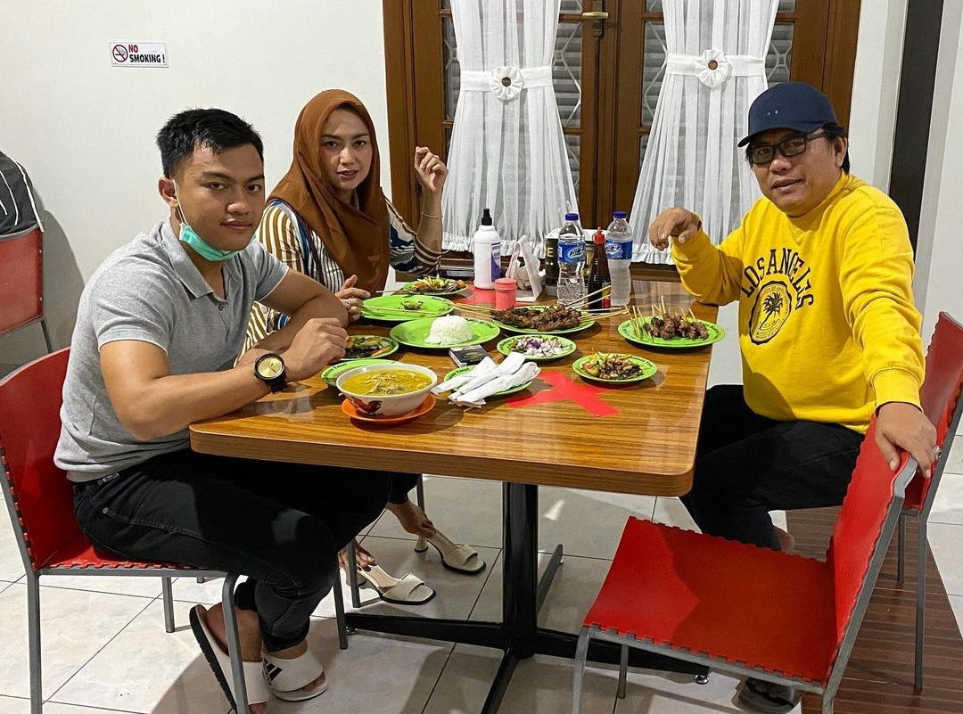 1. Warung Sate M. Harris, 2. Sate Tegal Marem, 3. Hadori Satay Pusat, 4. Sate Kambing Pak Mino, 5. Sate Dan Gule Kambing Leman’s, 6. Warung Sate Sidareja Pak Gino, 7. Sate DJ, 8. Sate Maulana Yusuf, 9. Waroeng Sate Kardjan, 10. Sate Pak Darmo