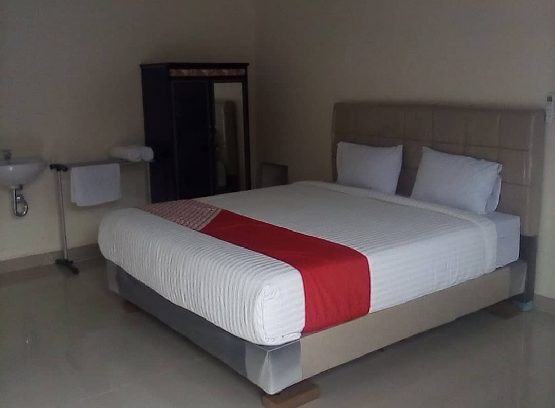 1. Feodora Airport Hotel, 2. Raden Hotel, 3. Hotel Alam Sutra, 4. Hotel Santika Premiere, 5. Amaris Hotel, 6. Favehotel, 7. Reddoorz Near Palembang Airport, 8. OYO 174 Desilva Bandara, 9. Red Planet Hotel, 10. Harper Palembang