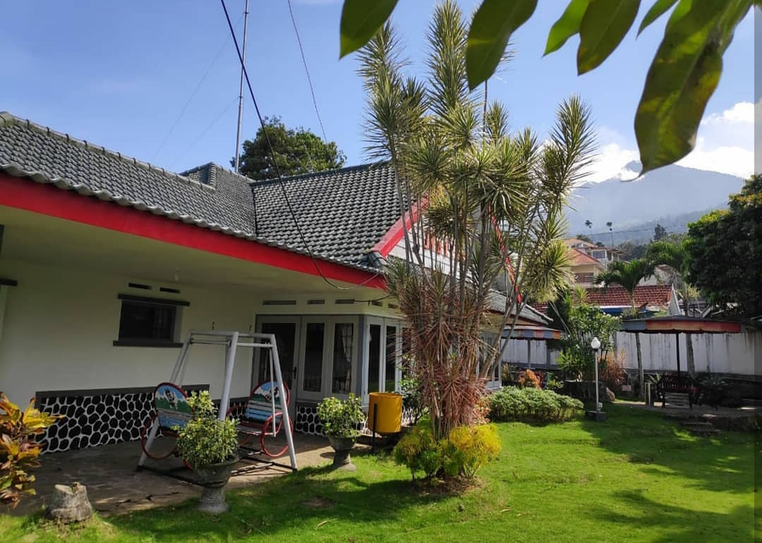 1. Baobab Safari Resort, 2. Kaliandara Eco Resort, 3. Tanjung Plaza Hotel, 4. Pines Garden Resort Hotel, 5. Taman Dayu Golf Club &amp; Resort, 6. Royal Tretes View Hotel &amp; Convention, 7. Royal Senyiur Pasuruan, 8. OYO 1339 Sinergi Hotel Tretes, 9. Surya Hotel &amp; Cottages Prigen, 10. Tretes Raya Hotel &amp; Resort