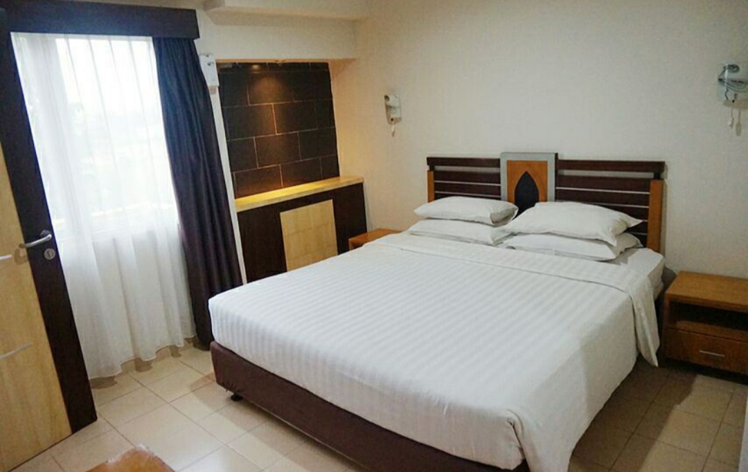 1. Hotel Bandara ASRI, 2. Hotel Platinum Adisucipto, 3. Airy Eco Bandara Adisujipto, 4. ReddoorzNearAdisuciptoAirport 2, 5. D’SalvatoreArt &amp;Boutique Hotel, 6. Hotel Wijaya, 7. Hotel Omahkoe, 8. Sheraton Mustika Yogyakarta Resort &amp;Spa, 9. University Hotel, 10. Hotel Srikandi Bandara