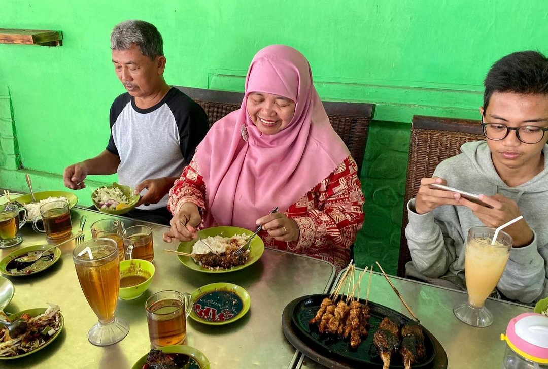 1. Warung Sate M. Harris, 2. Sate Tegal Marem, 3. Hadori Satay Pusat, 4. Sate Kambing Pak Mino, 5. Sate Dan Gule Kambing Leman’s, 6. Warung Sate Sidareja Pak Gino, 7. Sate DJ, 8. Sate Maulana Yusuf, 9. Waroeng Sate Kardjan, 10. Sate Pak Darmo