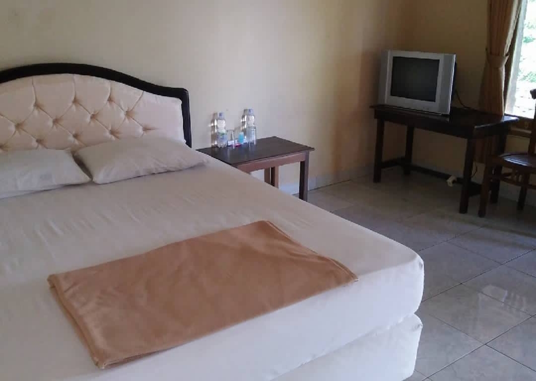 1. Istana Ombak Eco Resort, 2. OYO 942 Srikandi Hotel, 3. Desa Limasan Resort, 4. Kampoeng Pacitan Hotel &amp; Resto, 5. Parai Beach Resort Hotel, 6. Harry’s Ocean House, 7. Kartika Hotel, 8. Hotel Grand Bromo, 9. OYO 2643 Hotel Graha Prima, 10. Hotel Permata