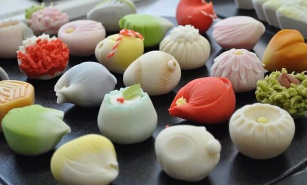 1. Kue Dango, 2. Taiyaki, 3. Sakura Mochi, 5. Dorayaki, 6. Higashi, 7. Youkan, 8. Yatsuhashi, 9. Namagashi, 10. Oshiruko