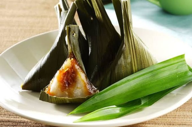 1. Kue Bobengka, 2. Asida, 3. Tart Yahudi, 4. Kue Cara, 5. Kue Lontar, 6. Kue Pudding Madona, 7. Talam Sagu, 8. Kue Yabu, 9. Ampas Tarigu, 10. Namu-Namu
