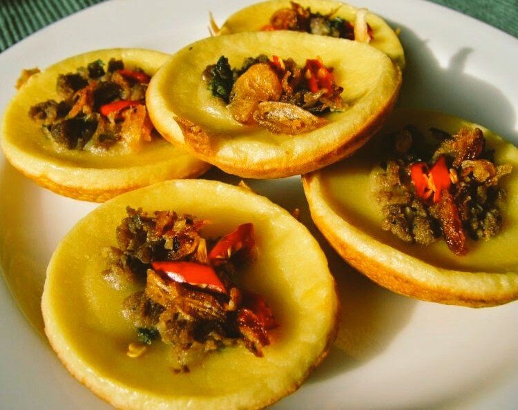 1. Kue Bobengka, 2. Asida, 3. Tart Yahudi, 4. Kue Cara, 5. Kue Lontar, 6. Kue Pudding Madona, 7. Talam Sagu, 8. Kue Yabu, 9. Ampas Tarigu, 10. Namu-Namu