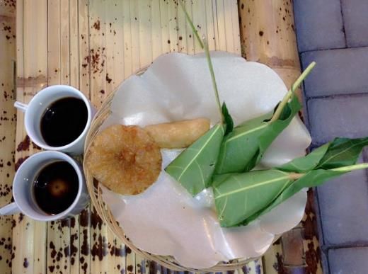 1. Kue Bagiak, 2. Klemben, 3. Petulo, 4. Orog-Orog, 5. Kue Ladrang, 6. Kue Untir-Untir, 7. Pia Glenmore, 8. Tape Buntut, 9. Savana Cake, 10. Kue Laklak